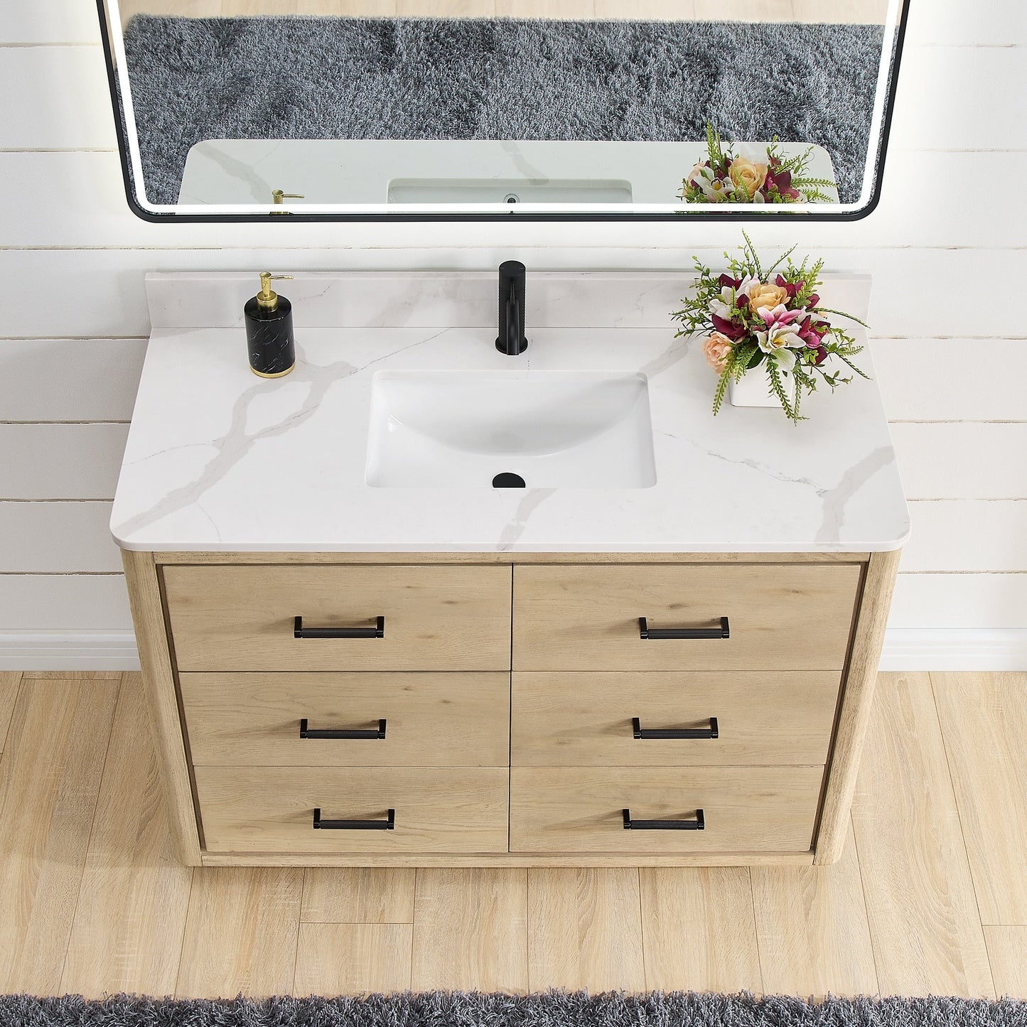 Meuble-lavabo Porto avec plan de toilette en pierre de quartz blanche, sans miroir.