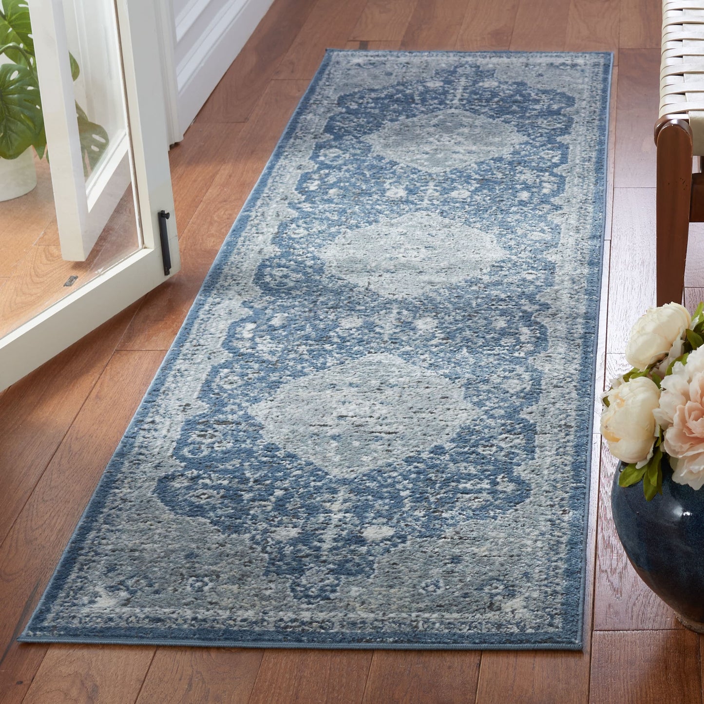 SAFAVIEH Oregon Hildegarde Traditional Oriental Navy/Ivory Rug