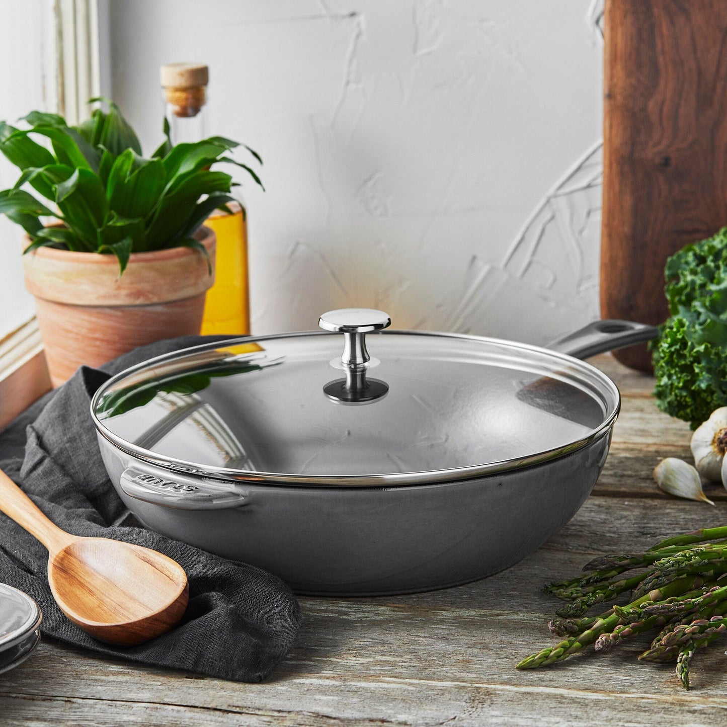 Casserole en fonte Daily de STAUB, 2,9 qt, avec couvercle en verre