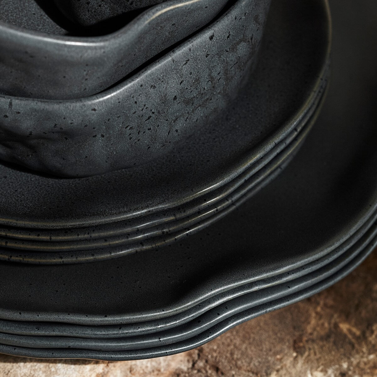 Service de table en grès ATIK de Stone by Mercer Project