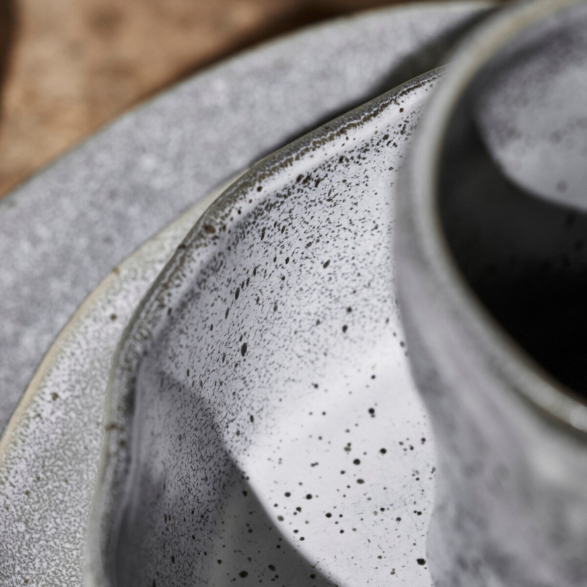 Service de table en grès ATIK de Stone by Mercer Project