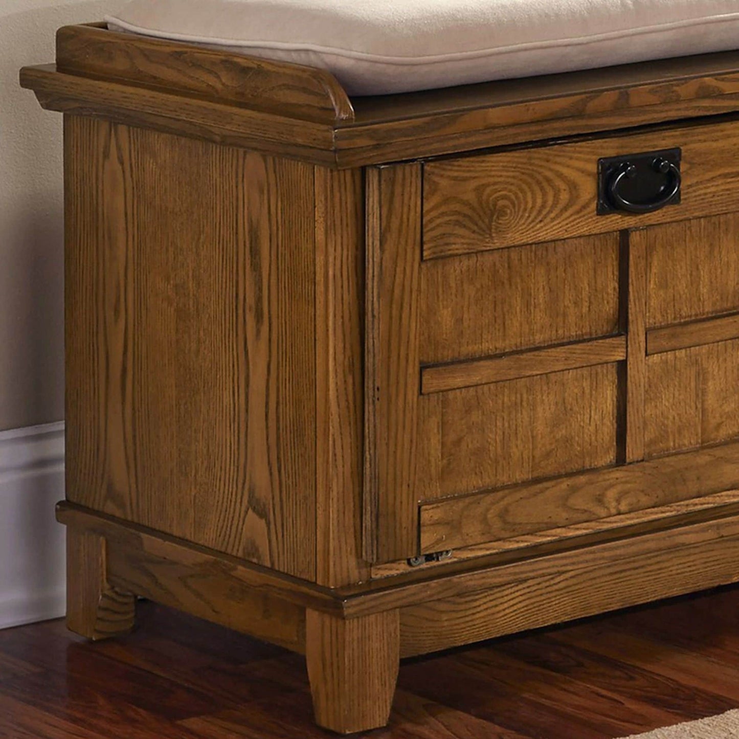 Le banc de rangement capitonné Old Stone de Gray Barn