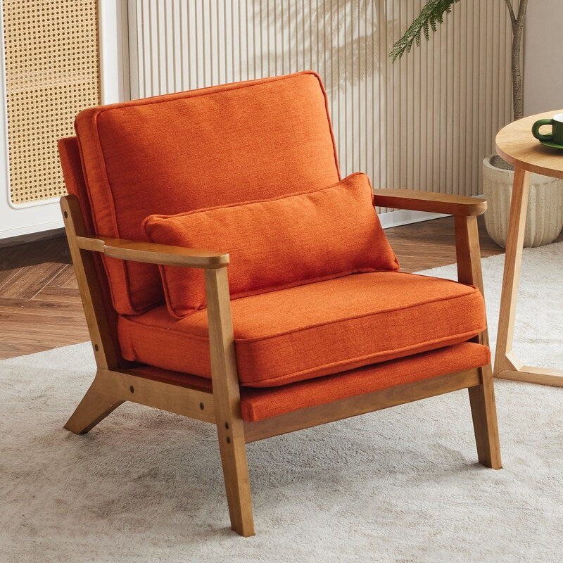 Fauteuil d'appoint en lin mélangé avec pieds en bois et un coussin beige.