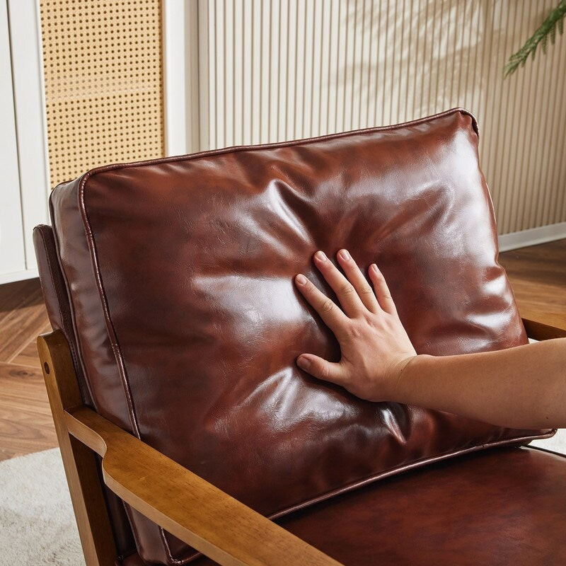 Fauteuil d'appoint en lin mélangé avec pieds en bois et un coussin beige.